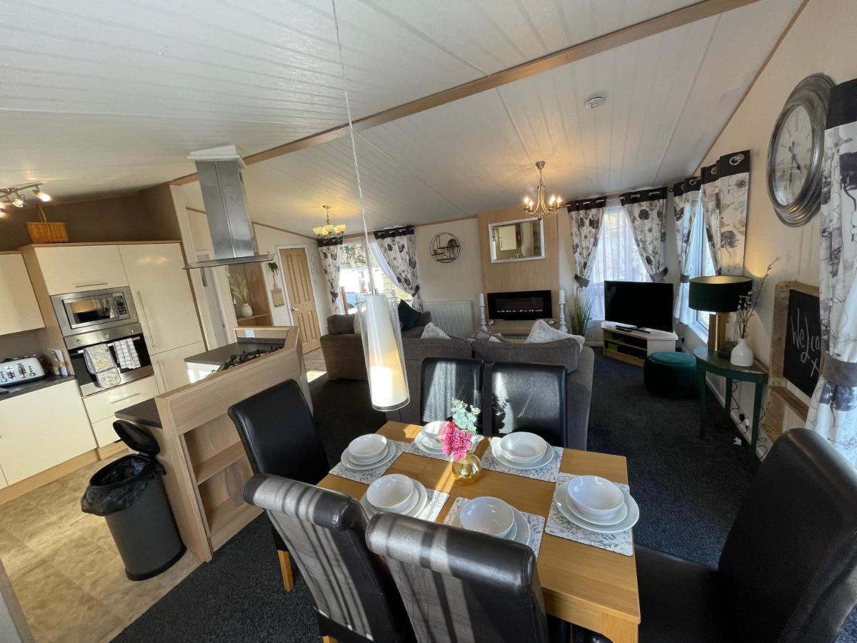 Rudd Lake Luxury Lakeside Lodge With Fishing & Hot Tub@Tattershall Esterno foto