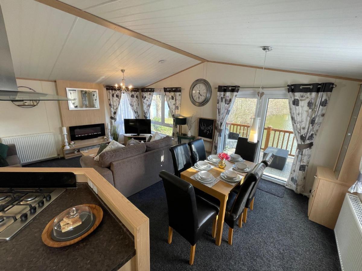 Rudd Lake Luxury Lakeside Lodge With Fishing & Hot Tub@Tattershall Esterno foto